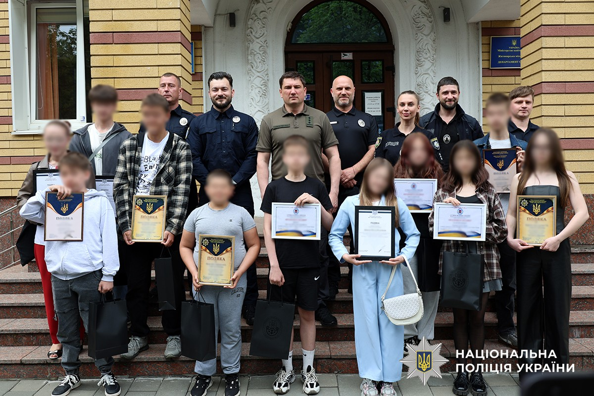 Намагався завербувати ворог: 13 підлітків з Житомирщини отримали відзнаки від поліції