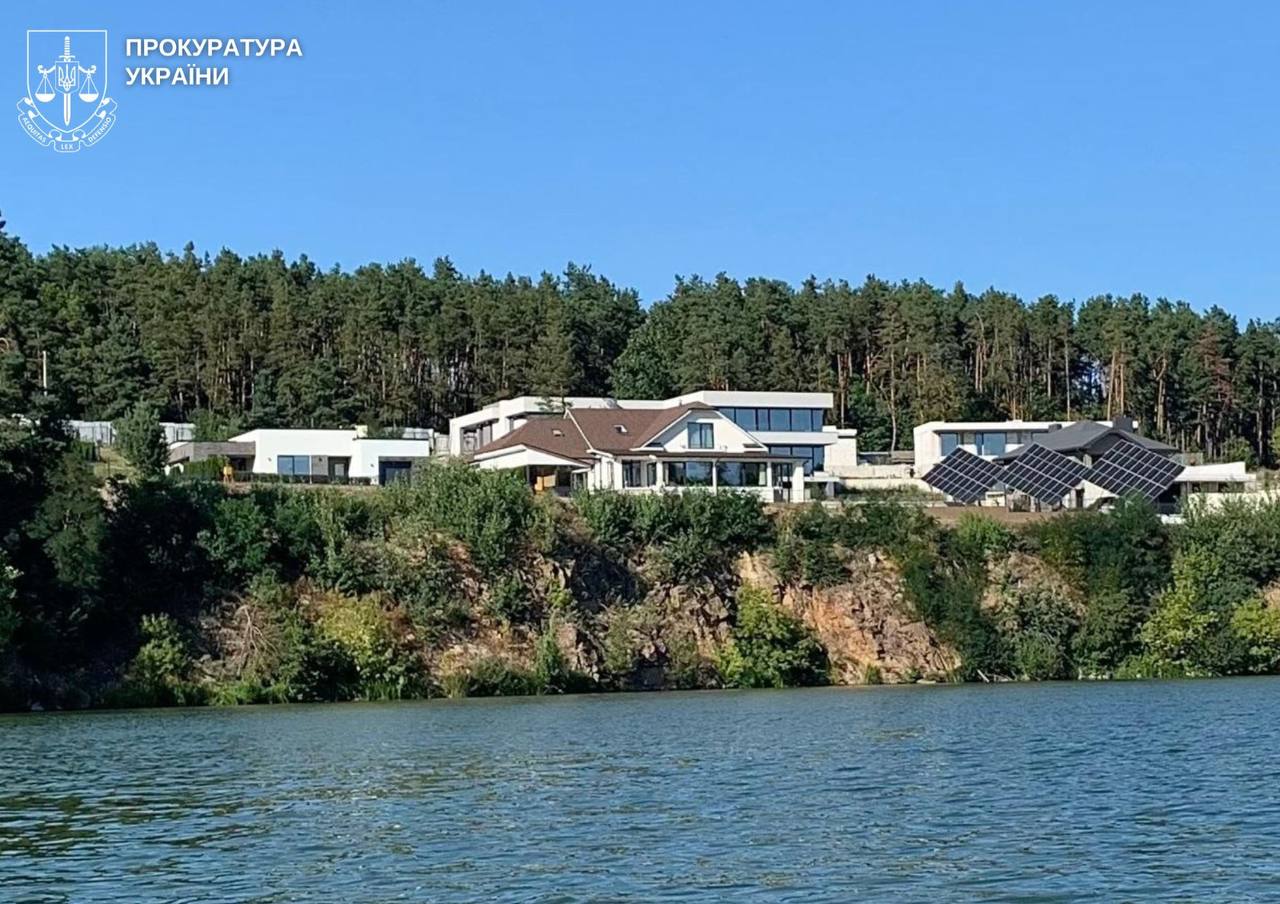 Не винесла за межі прибережної смуги: власниця одного з будинків на провулку Річковому отримала підозру