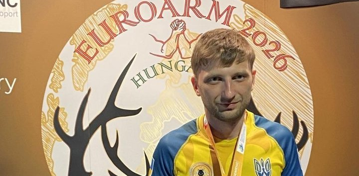 Відмовився стояти на п’єдесталі під гімн рф: житомирського параармреслера оштрафували в Будапешті