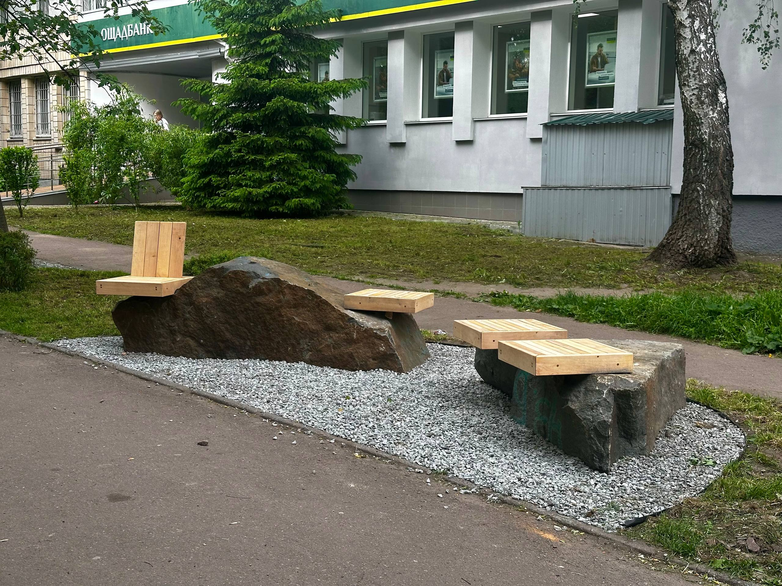 На вулиці Перемоги активісти становили лавки й облаштували простір