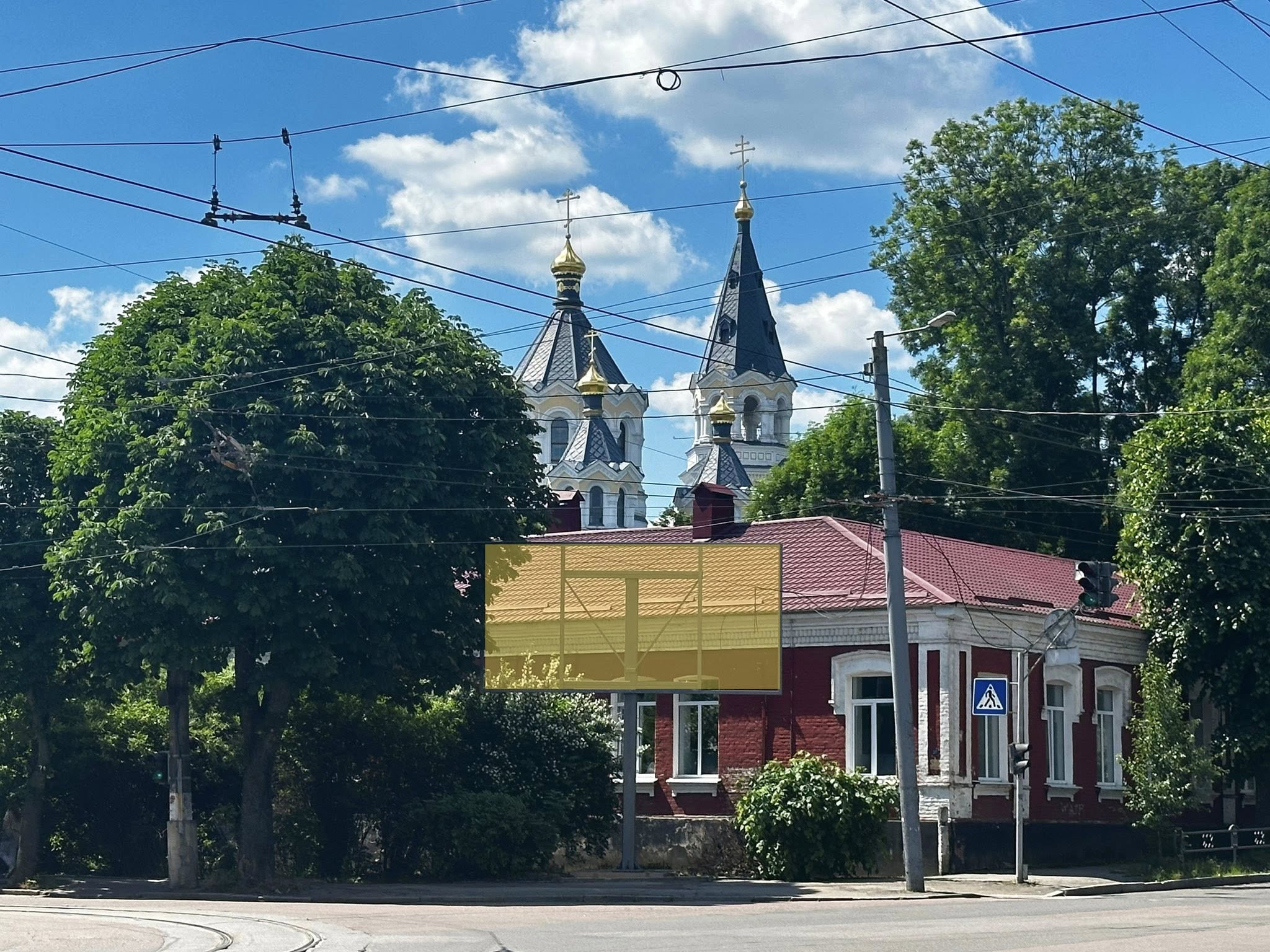 В зоні охорони Спасо-Преображенського собору у Житомирі почали монтувати рекламний телеекран