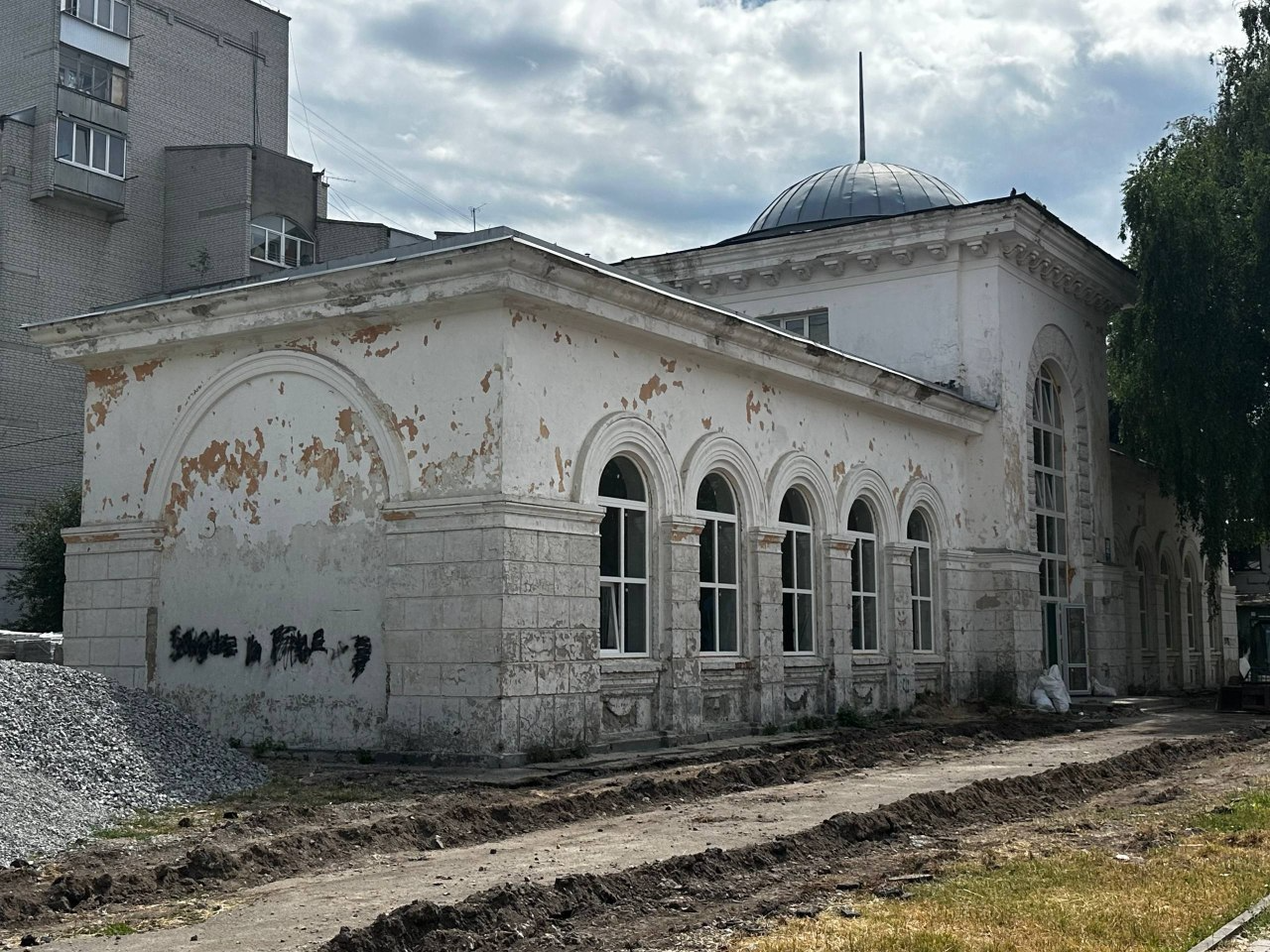 На Мистецьких воротах оновлюють будівлю, яку тривалий час ніхто не використовував
